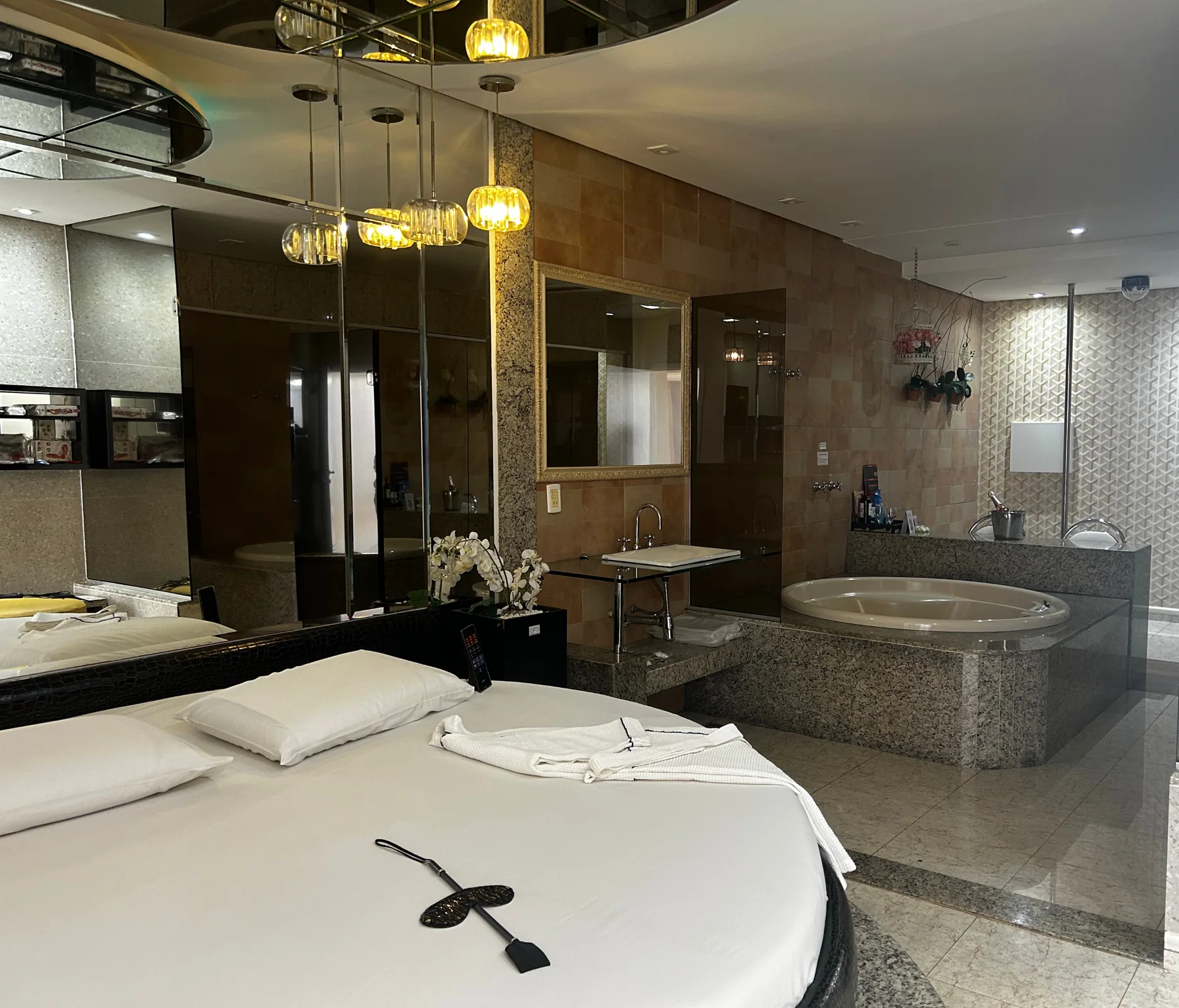 Suíte Fantasia do Ame Mais Motel, com hidromassagem e iluminação aconchegante