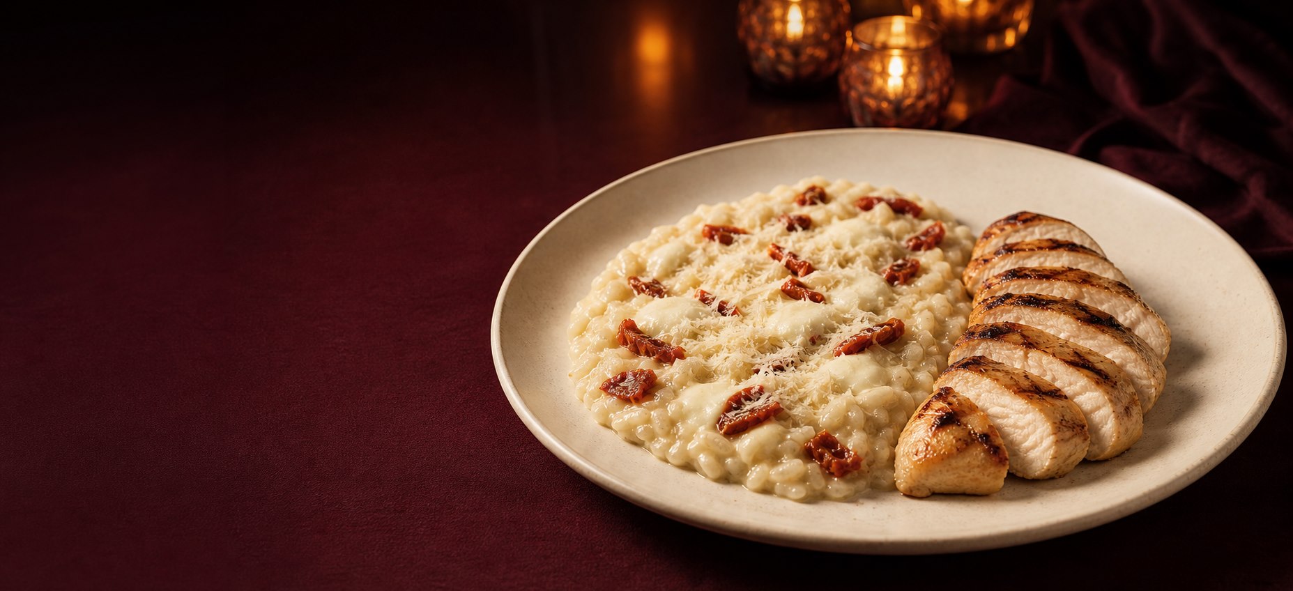 Risotto italiano com tomate seco, mussarela de búfala e parmesão, acompanhado de frango grelhado